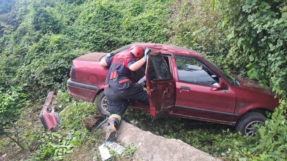 Ordu&rsquo;da otomobil bah&ccedil;e duvarına &ccedil;arptı: 2 yaralı
