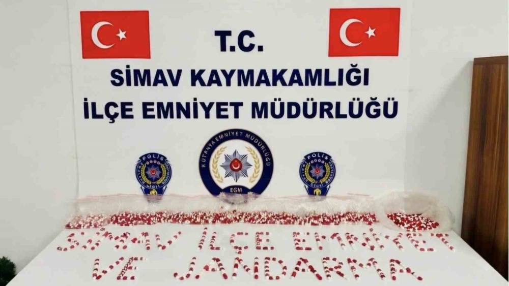 Simav&rsquo;da 3 bin 716 adet sentetik hap ele ge&ccedil;irildi
