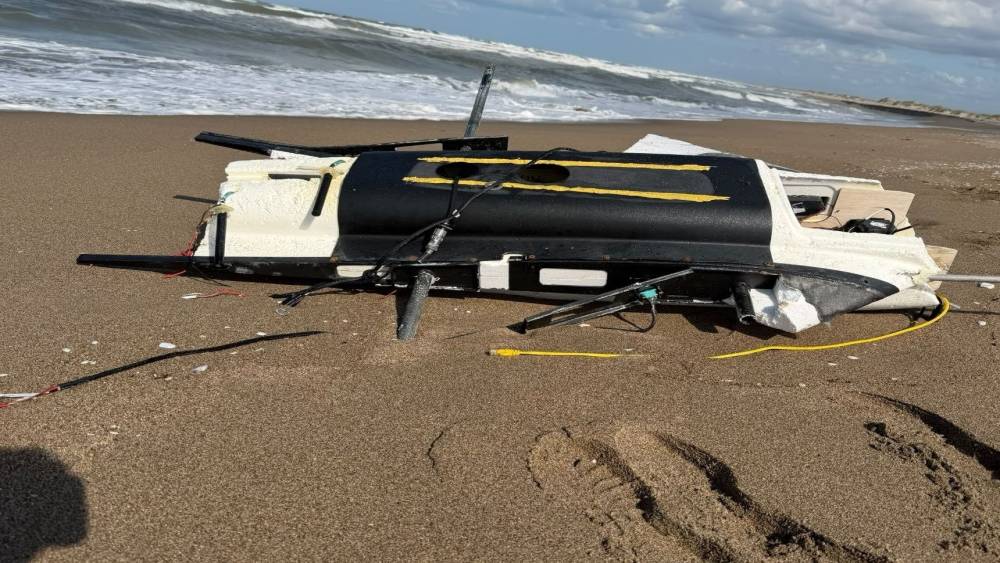 Sahile vuran dron par&ccedil;ası ekipleri harekete ge&ccedil;irdi
