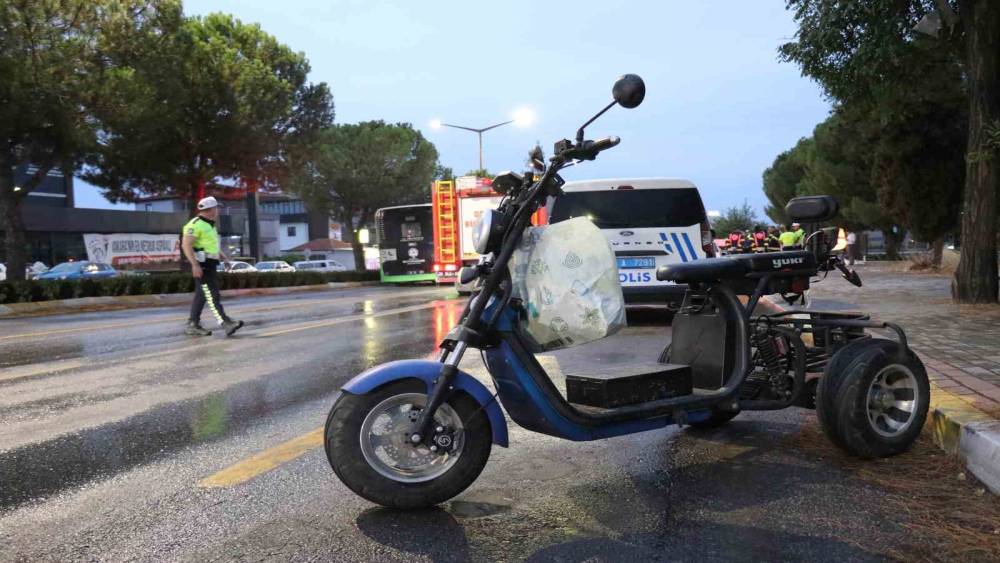 Devrilen motosiklet s&uuml;r&uuml;c&uuml;s&uuml; otob&uuml;s&uuml;n altında kaldı: 1 &ouml;l&uuml;

