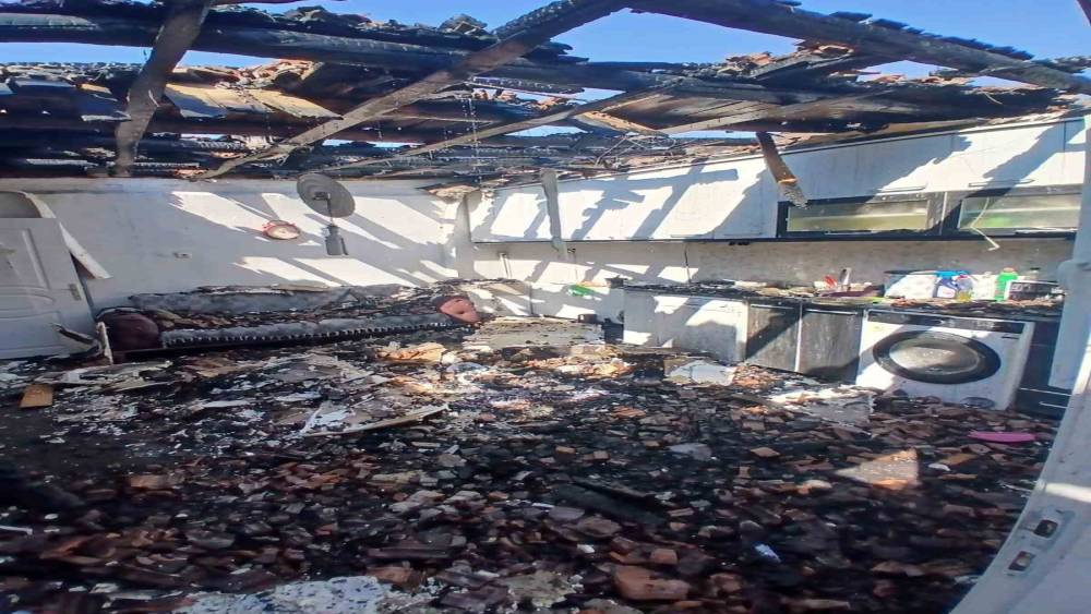 Eskişehir&rsquo;de m&uuml;stakil ev &ccedil;ıkan yangında k&uuml;le d&ouml;nd&uuml;
