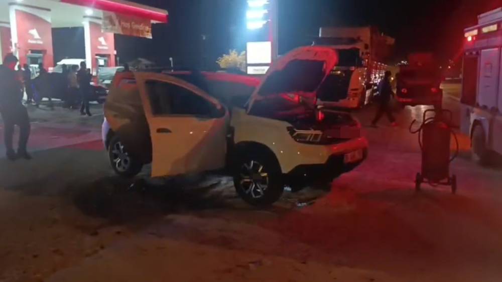 Y&uuml;ksekova&rsquo;da seyir halindeki ara&ccedil; alev aldı: S&uuml;r&uuml;c&uuml; ve &ccedil;ocukları &ouml;l&uuml;mden d&ouml;nd&uuml;
