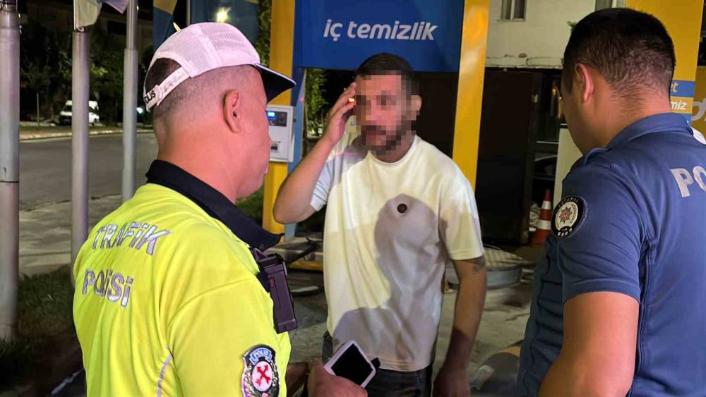 Park halindeki araca &ccedil;arpıp ka&ccedil;an alkoll&uuml; s&uuml;r&uuml;c&uuml; kovalamaca sonucu yakalandı
