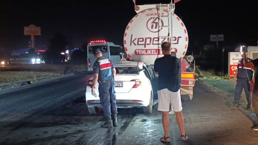 Akaryakıt tankerine arkadan &ccedil;arpan otomobil 100 metre s&uuml;r&uuml;klendi: 1 &ouml;l&uuml;
