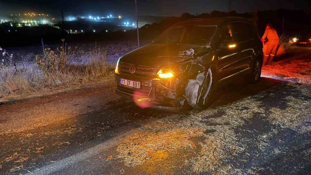 &Ccedil;an&rsquo;da otomobil saman y&uuml;kl&uuml; trakt&ouml;re &ccedil;arptı: 1 yaralı
