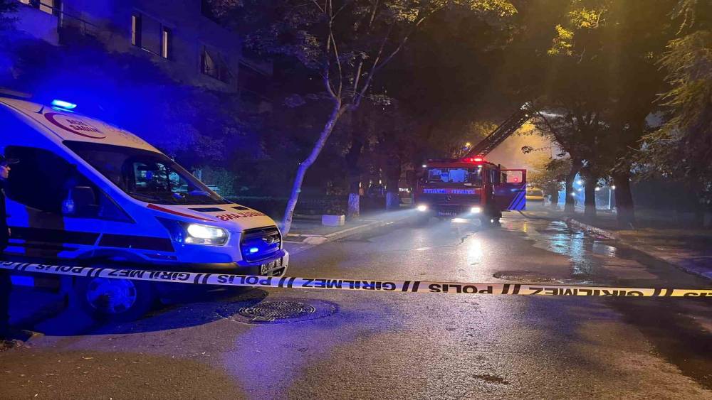 Bakırk&ouml;y&rsquo;de 4 katlı metruk binanın &ccedil;atısı alevlere teslim oldu
