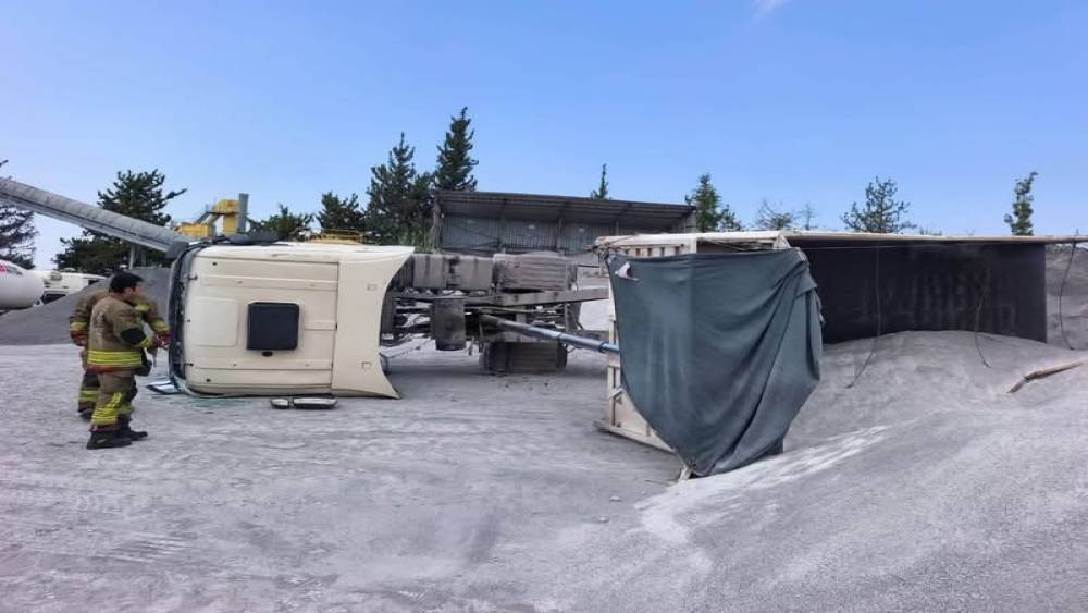 Arsuz&rsquo;da devrilen kamyonun s&uuml;r&uuml;c&uuml;s&uuml; yaralandı
