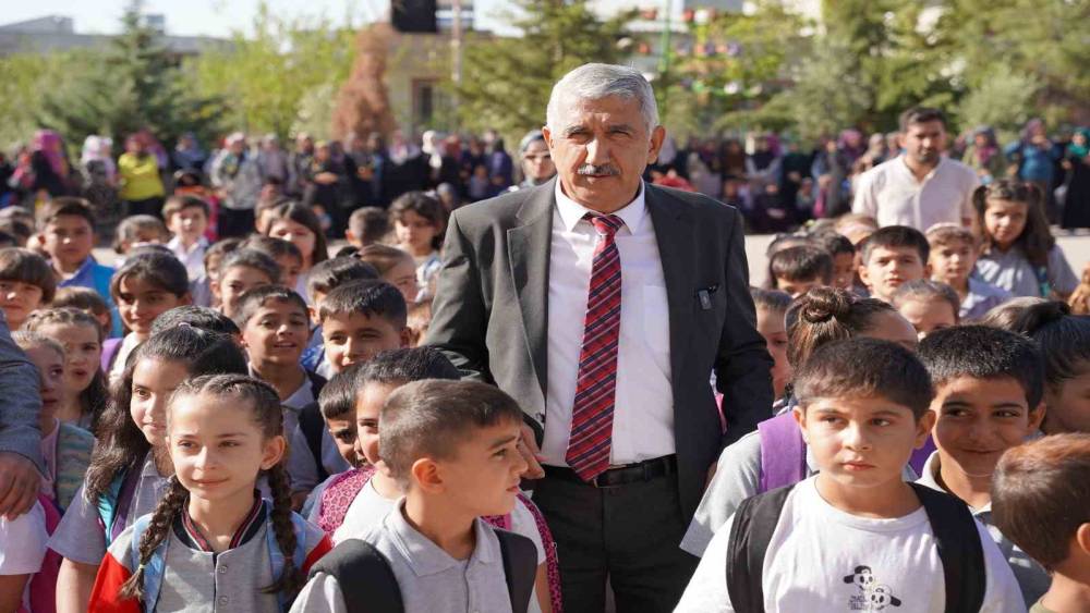 Başkan Halla&ccedil;: "Eğitime desteğimizi s&uuml;rd&uuml;receğiz"
