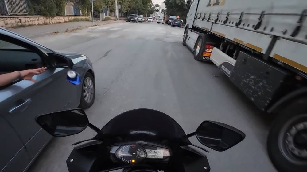 Ara&ccedil;tan atılan &ccedil;&ouml;p&uuml; i&ccedil;eriye b&ouml;yle geri attı
