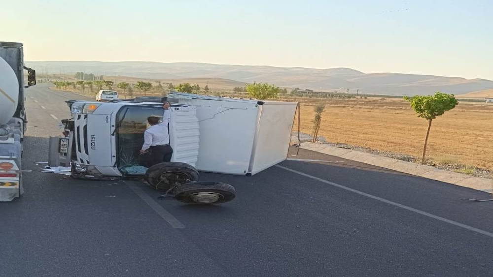 Hasankeyf&rsquo;te kamyonet devrildi: 2 yaralı
