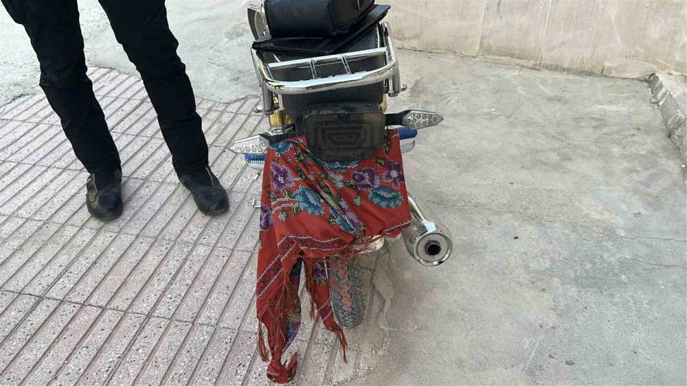 Polisten ka&ccedil;ıp ehliyet sınavına girdi: Polis sınav merkezi kapısında s&uuml;r&uuml;c&uuml;y&uuml; bekledi
