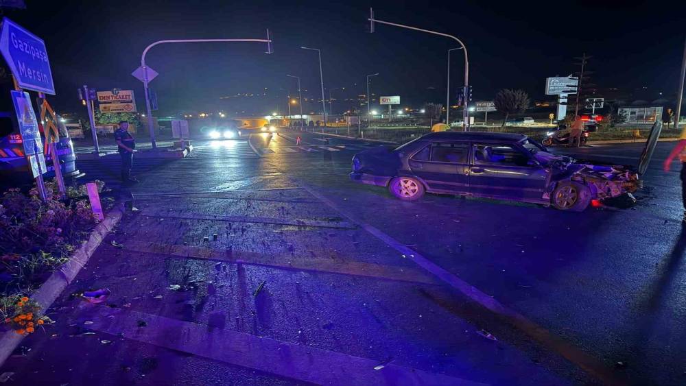 Gazipaşa&rsquo;da alkoll&uuml; s&uuml;r&uuml;c&uuml; kaza yaptı: 2 yaralı
