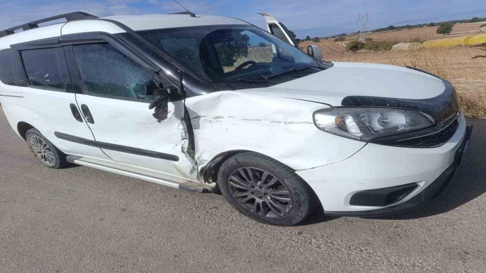 Bilecik&rsquo;te hafifi ticari ara&ccedil; ile motosiklet &ccedil;arpıştı, 1 kişi yaralandı
