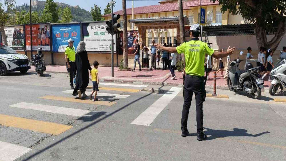 Okul &ouml;nlerinde trafik g&uuml;venliği denetimleri başladı

