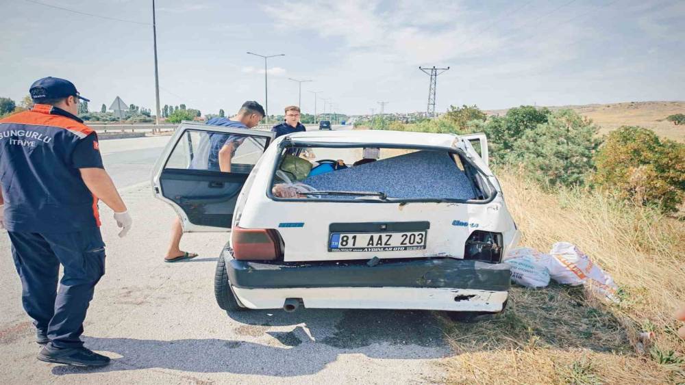 &Ccedil;orum&rsquo;da hafif ticari ara&ccedil; ile otomobil &ccedil;arpıştı: 3 yaralı
