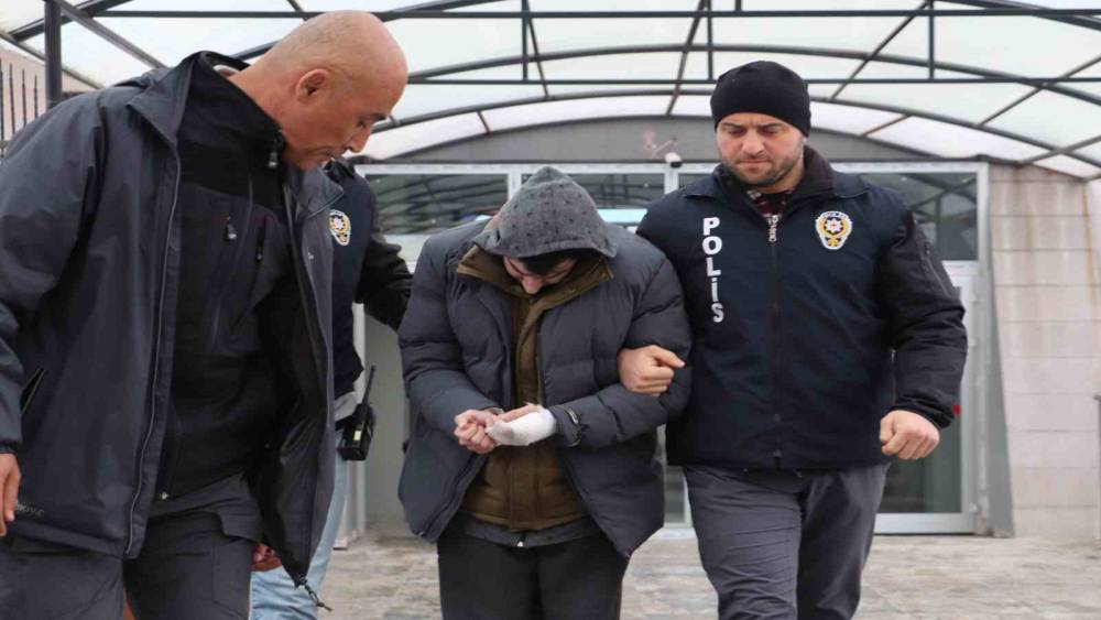 &Uuml;vey babasını bı&ccedil;aklayarak &ouml;ld&uuml;ren sanık hakim karşısında
