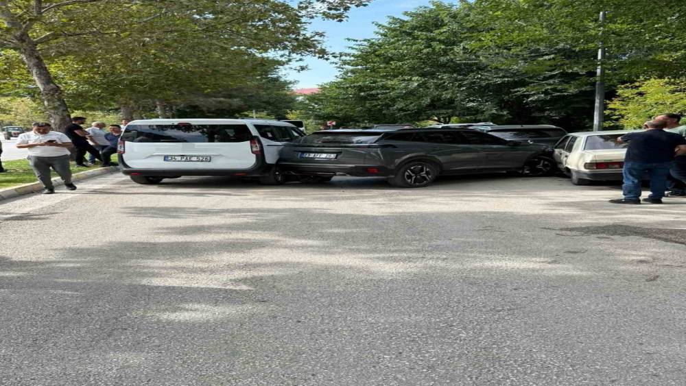 Elazığ&rsquo;da zincirleme kaza: 8 yaralı

