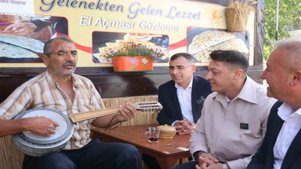 Eski futbolcu, AK Parti MKYK &Uuml;yesi Mesut &Ouml;zil, Sakarya&rsquo;da vatandaşlarla bir araya geldi
