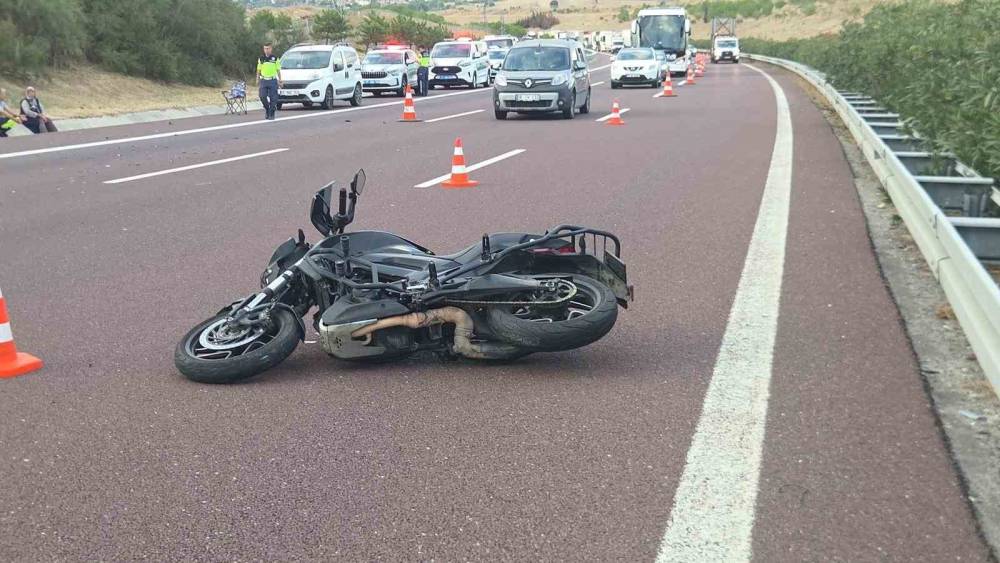 Kamyona &ccedil;arpan motosiklet s&uuml;r&uuml;c&uuml;s&uuml; hayatını kaybetti
