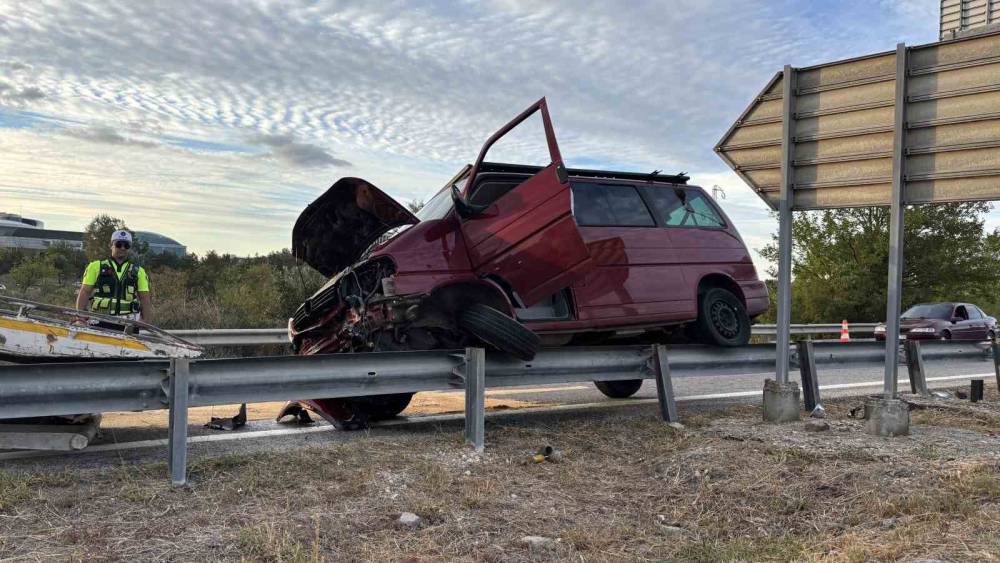Edirne&rsquo;de kontrolden &ccedil;ıkan ara&ccedil; bariyerlerin &uuml;zerinde 35 metre s&uuml;r&uuml;klendi
