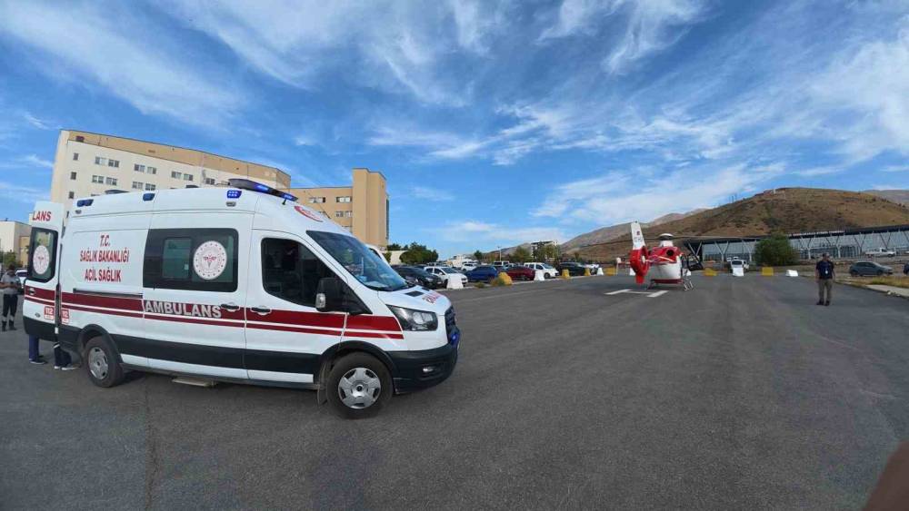 Bir g&uuml;nl&uuml;k bebek, helikopter ambulansla Van&rsquo;a sevk edildi
