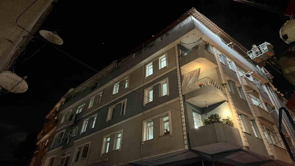 Zeytinburnu&rsquo;nda binanın bodrum katında yangın: 5 kişi dumandan etkilendi
