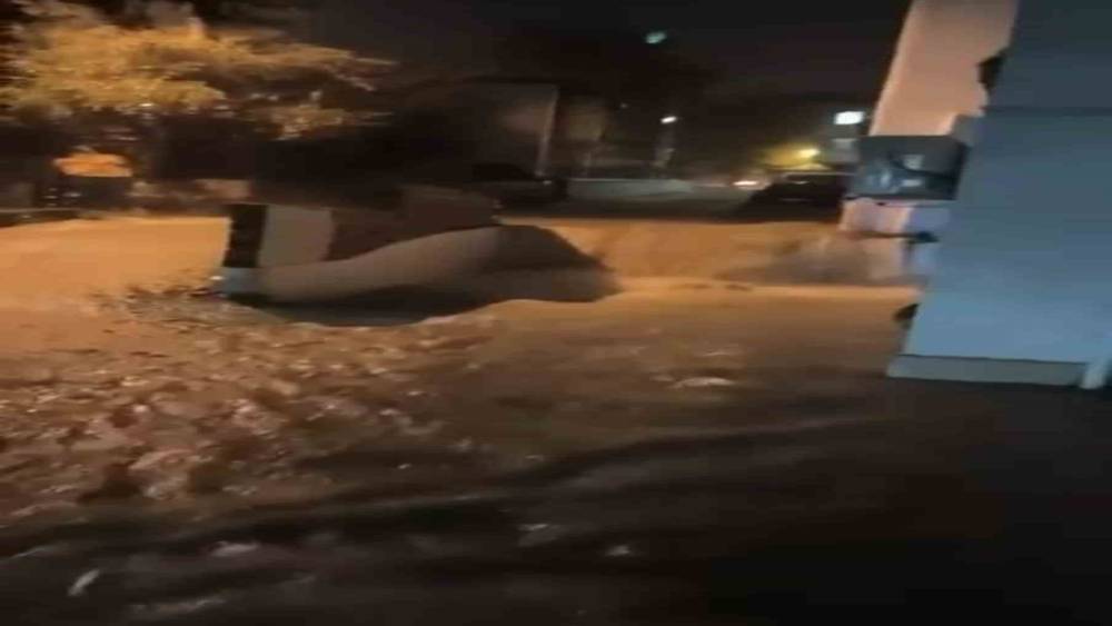 Kocaeli&rsquo;de sağanak etkisini s&uuml;rd&uuml;r&uuml;yor: Cadde ve sokaklar g&ouml;le d&ouml;nd&uuml;

