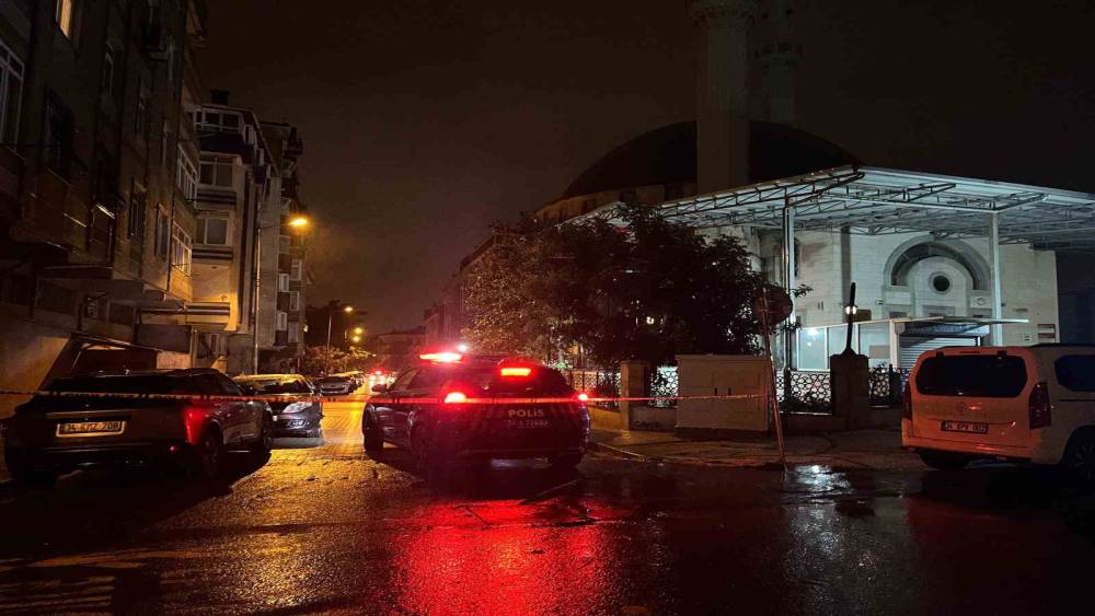 K&uuml;&ccedil;&uuml;k&ccedil;ekmece&rsquo;de yağış sonrası minareden kurşun levhalar d&uuml;şt&uuml;, sokak trafiğe kapatıldı
