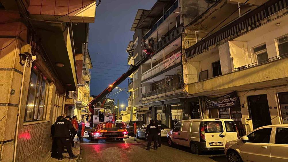 Bursa&rsquo;da saatler s&uuml;ren rehine krizi: Annesini rehin aldı, &ouml;zel harekat operasyonuyla evden &ccedil;ıkarıldı
