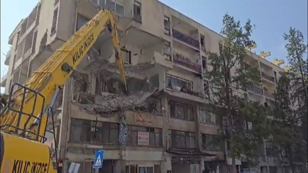Depremde ağır hasar alan 50 yıllık binada yıkım &ccedil;alışması başlatıldı
