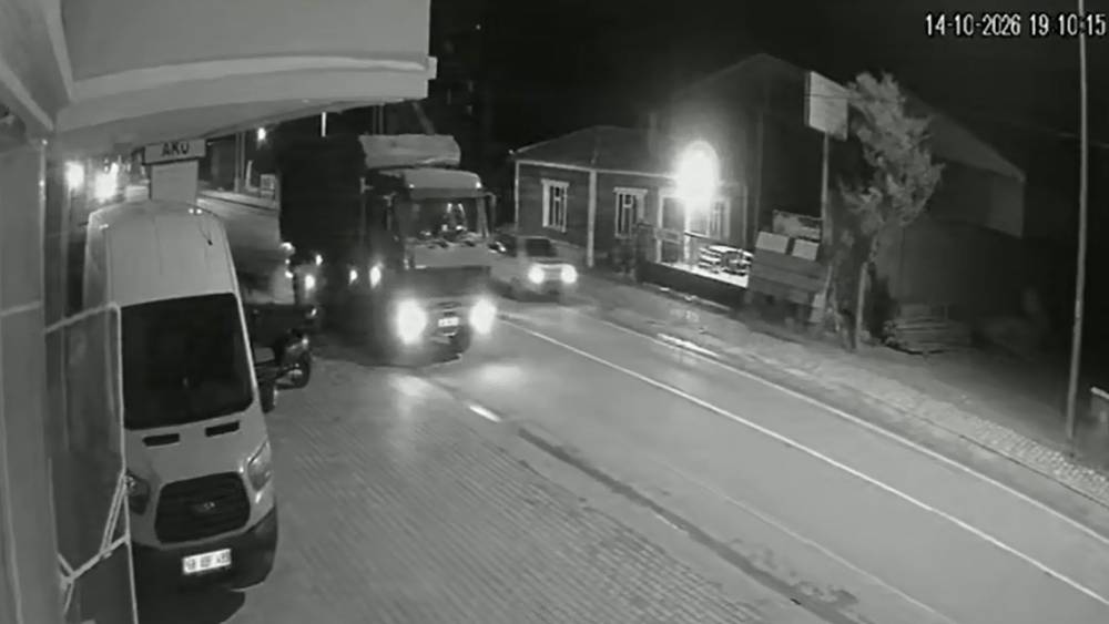 Yolda kalan kamyona otomobil arkadan &ccedil;arptı
