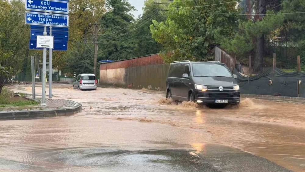 Kocaeli&rsquo;de sağanak yağış hayatı fel&ccedil; etti: Ev, depo ve seraları su bastı
