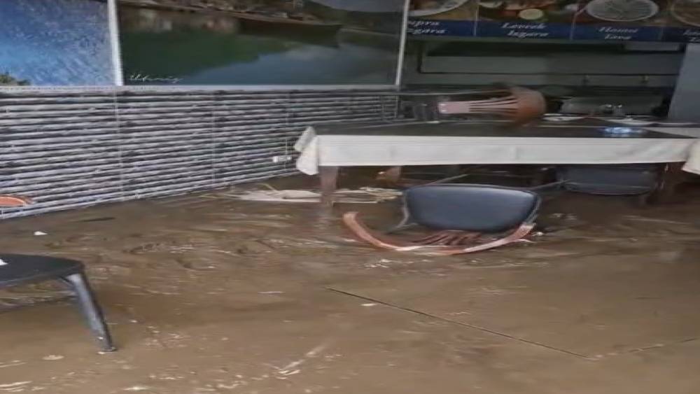 Ayazağa&rsquo;da bir balık&ccedil;ıyı su bastı: D&uuml;kkanda maddi hasar oluştu
