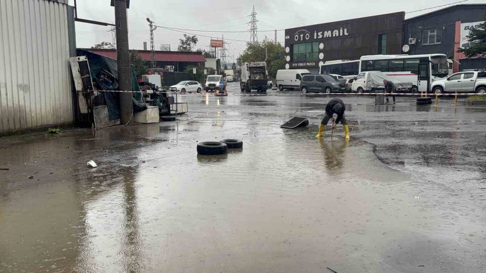 Karadeniz Ereğli&rsquo;de heyelanın ardından binada yaşayanlar tahliye edildi
