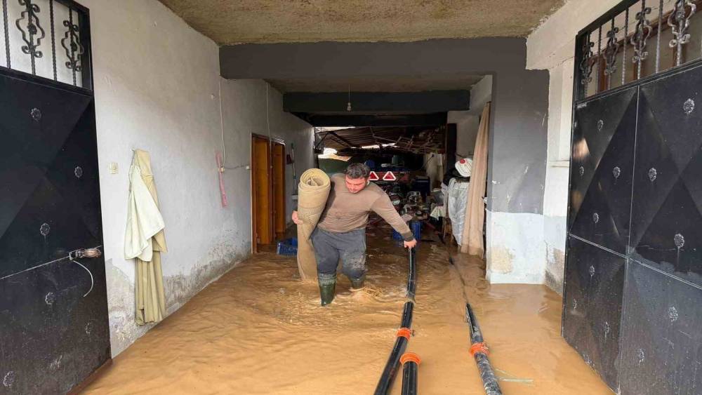 İznik&rsquo;te Kara Dere taştı, evleri ve tarlaları su bastı
