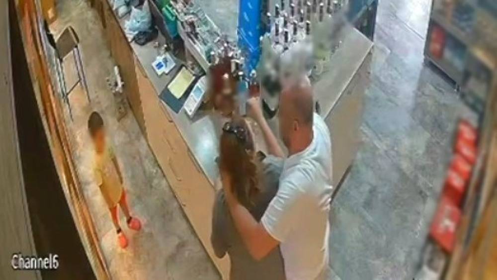 İzmir&rsquo;de kan donduran g&ouml;r&uuml;nt&uuml;: &Ccedil;ocuğunun g&ouml;z&uuml; &ouml;n&uuml;nde eşini darp edip boğmaya &ccedil;alıştı
