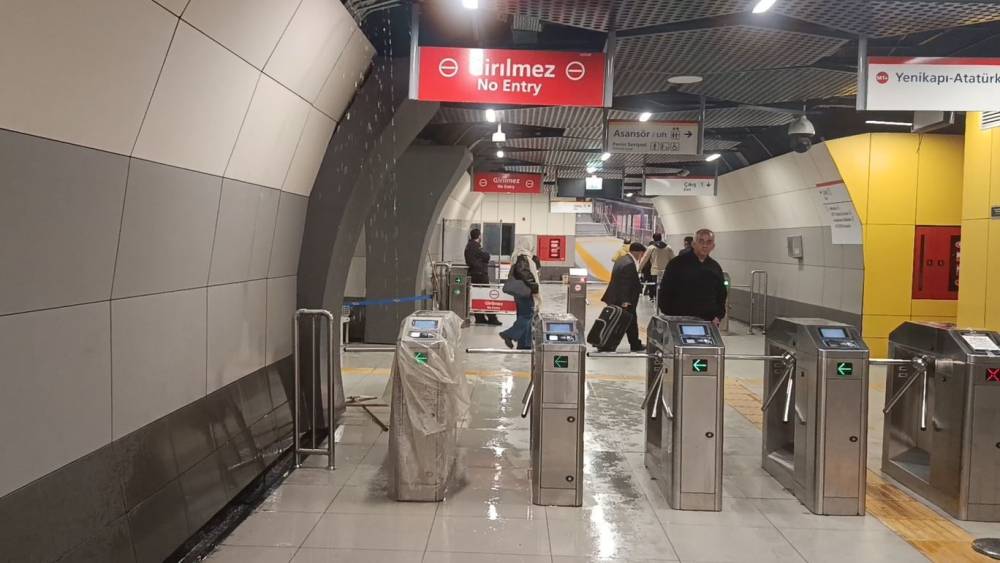 Yenibosna Metrosu&rsquo;nun tavanından su sızmaya başladı
