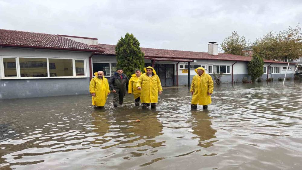 Karasu&rsquo;da selden etkilenen 15 okulda hasar tespit &ccedil;alışmaları s&uuml;r&uuml;yor
