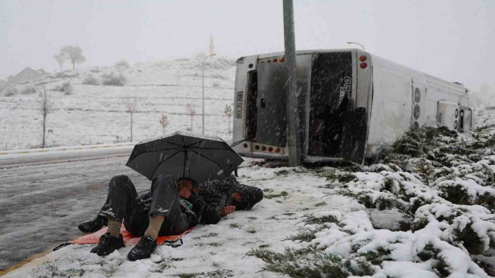 Kaza sonrası sağlık ekiplerini şemsiye ile yatarak bekledi
