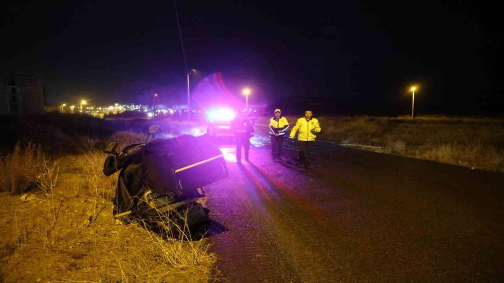 Kediye çarpmamak için ani fren yapan motosikletli yola savruldu
