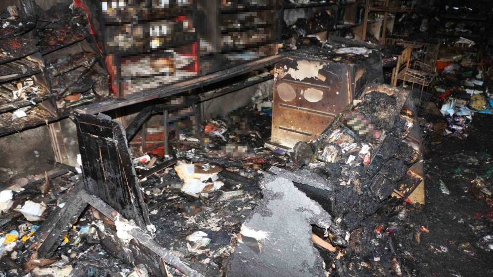 Veresiye alamadığı i&ccedil;in bakkalı ateşe verdi
