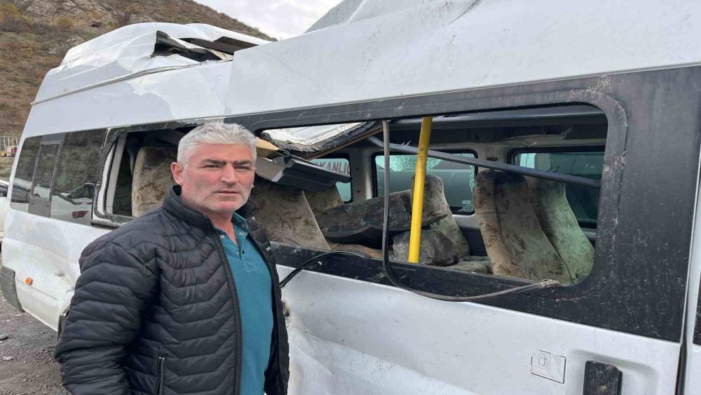 Artvin&rsquo;de &uuml;zerlerine kaya yağan minib&uuml;s şof&ouml;r yaşadıkları korku dolu anları anlattı
