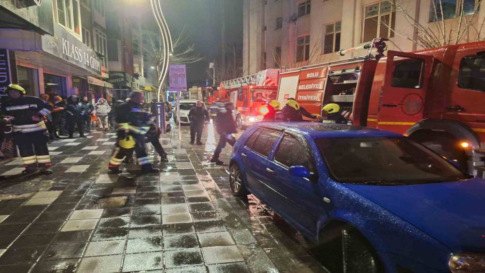Bolu&rsquo;da gece saatlerinde korkutan yangın: 2 kişi dumandan etkilendi
