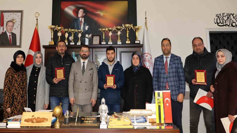 Kanser taramalarında başarı g&ouml;steren sağlık &ccedil;alışanlarına plaket verildi
