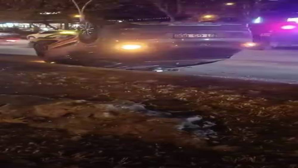 Diyarbakır&rsquo;da &ccedil;arpışan ara&ccedil;lardan biri takla attı: 1 yaralı
