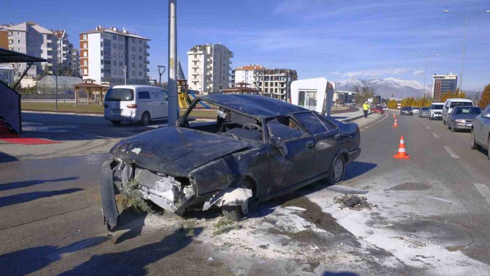 Telefonla uğraşırken takla atan otomobilden yara almadan kurtuldu
