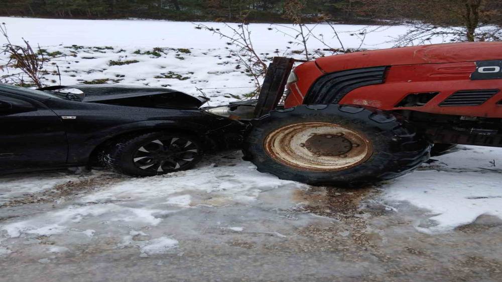 Bolu&rsquo;da trakt&ouml;r ile otomobil kafa kafaya &ccedil;arpıştı: 1 yaralı
