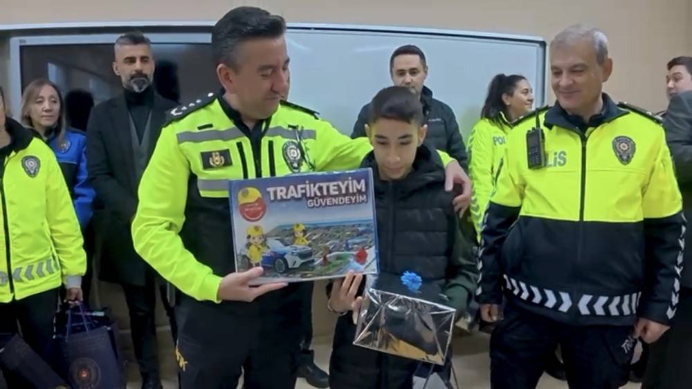 Trafik levhalarını temizleyen duyarlı &ouml;ğrenciye karne g&uuml;n&uuml; anlamlı ziyaret
