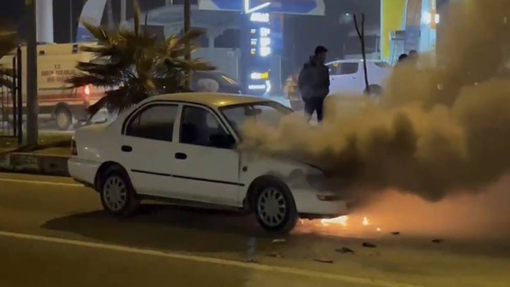 Seyir halindeki otomobil alev topuna d&ouml;nd&uuml;
