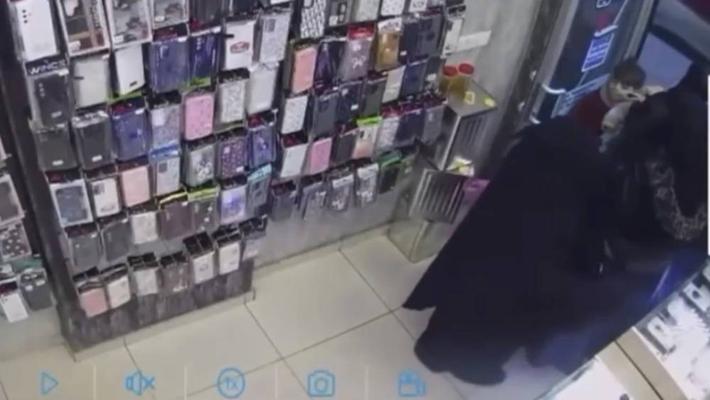 &Ccedil;ocuğunu ameliyat ettirmek i&ccedil;in bozdurmaya &ccedil;alıştığı altınlar &ccedil;alındı, imdadına polis yetişti
